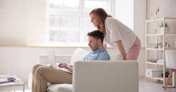 Familjepar Som Använder Laptop Soffan Online — Stockfoto