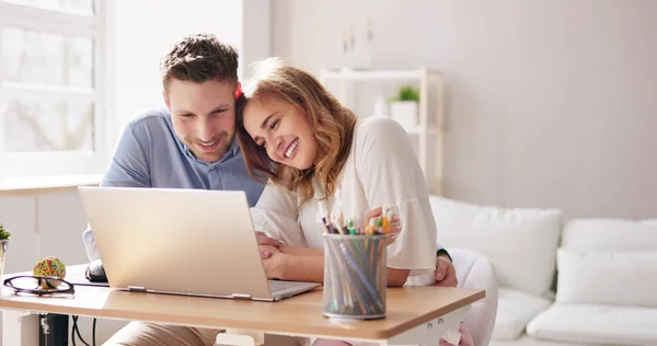 Verliefde Paar Hebben Online Video Conferentie Thuis — Stockfoto