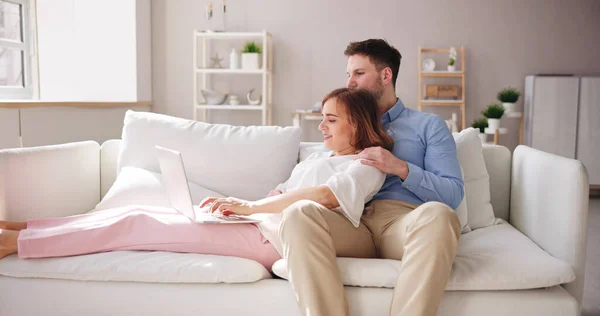 Family Couple Using Laptop Tablet Couch — Stock Photo, Image