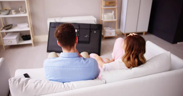 Mann Sitzt Mit Kaputtem Bildschirm Auf Sofa Vor Fernseher — Stockfoto