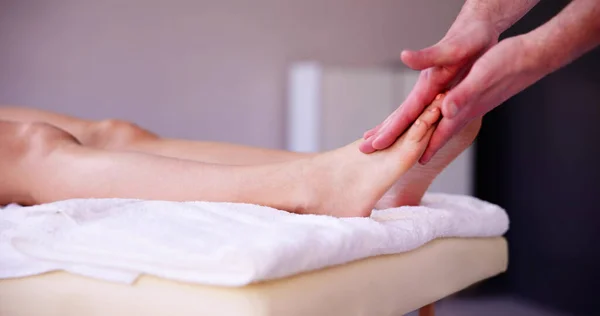 Reflexologi Fotmassage Behandling Terapi För Kvinnors Välbefinnande — Stockfoto