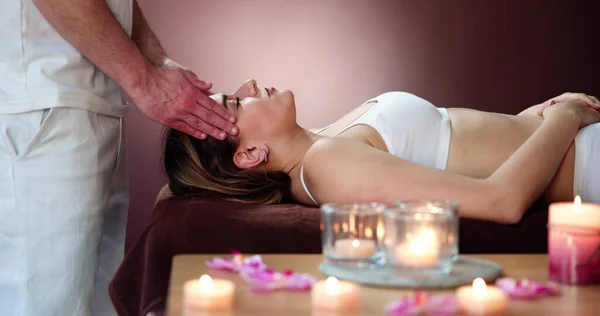 Jonge Vrouw Ontvangen Hoofd Massage Spa Van Schoonheid — Stockfoto