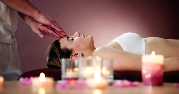 Jeune Femme Recevant Massage Tête Spa Beauté — Photo