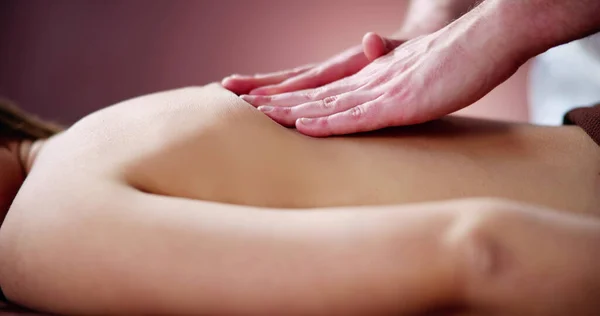 Mulher Recebendo Massagem Volta Terapeuta Spa — Fotografia de Stock
