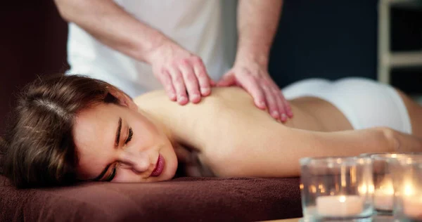 Mooie Jonge Vrouw Terug Massage Spa — Stockfoto