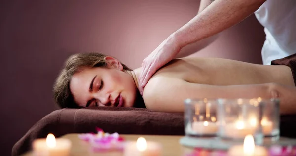 Client Rilassante Massaggio Presso Centro Benessere — Foto Stock