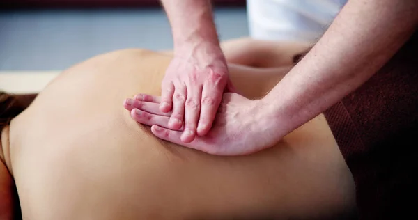 Donna Ricevendo Indietro Massaggio Terapeuta Spa — Foto Stock