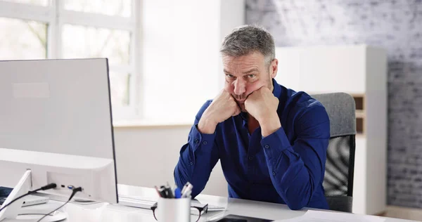Bored Tired Employee Using Computer Business Bankruptcy Accountant — Stockfoto