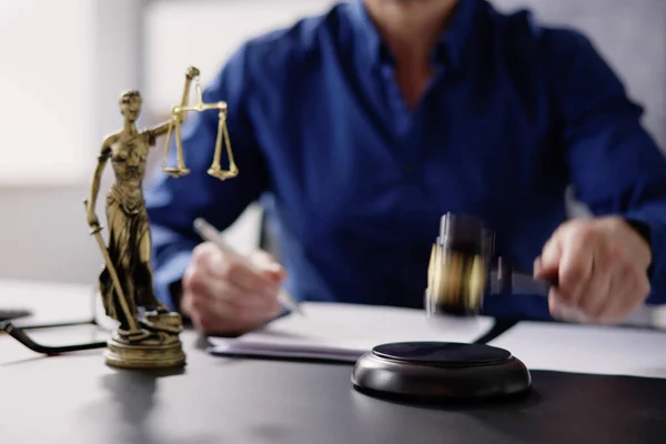 Advokat Som Arbetar Domstolen Med Avtal Med Gavel — Stockfoto