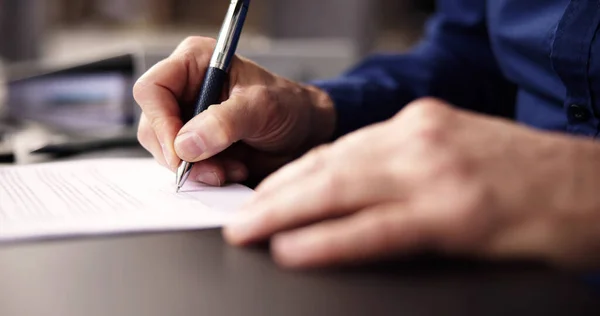 Biznesmen Trzymający Długopis Podpisania Papierze Umowy — Zdjęcie stockowe
