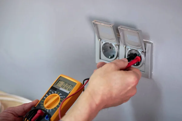 Tensão Verificação Masculina Eletricista Soquete Com Multímetro Casa — Fotografia de Stock
