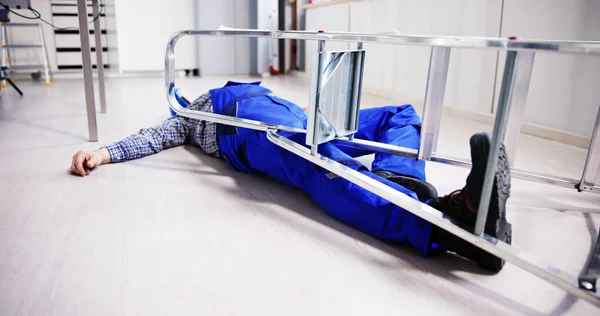 Inconsciente Handyman Caiu Escada Com Equipamentos Deitados Chão — Fotografia de Stock