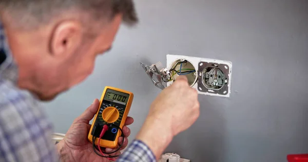 Electricista Masculino Que Comprueba Voltaje Del Zócalo Con Multímetro Casa — Foto de Stock