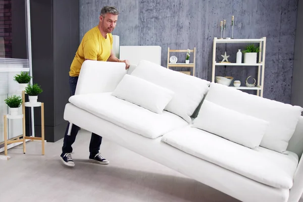 Memindahkan Furnitur New Sofa Berdiri Dengan Kursi — Stok Foto