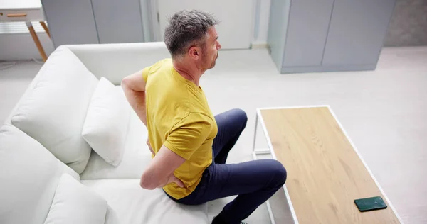 背部痛と背部痛 整形外科のソファと枕 — ストック写真