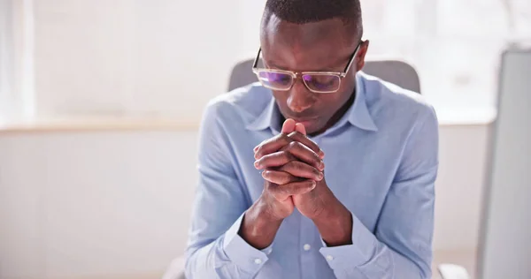 Afro Amerikaanse Man Bidt God Zoek Naar Gebed — Stockfoto