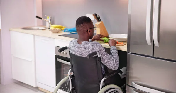 Junger Behinderter Mann Sitzt Rollstuhl Und Bereitet Essen Küche — Stockfoto