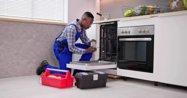 Africano American Reparador Fixação Máquina Lavar Louça Aparelho — Fotografia de Stock