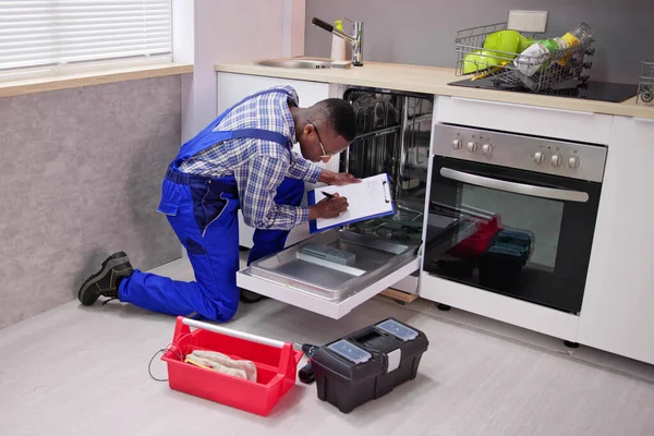 Africano Americano Reparador Fijación Lavavajillas Máquina Electrodomésticos — Foto de Stock