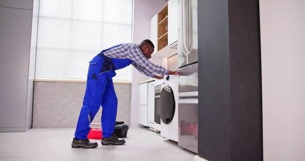 全体的な修理洗濯機で若い男 — ストック写真