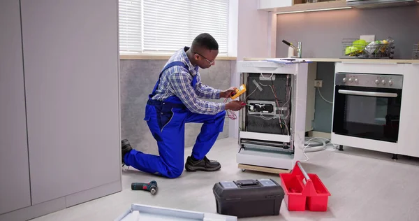 アフリカ系アメリカ人修理工 食器洗い機のアプライアンス マシン — ストック写真