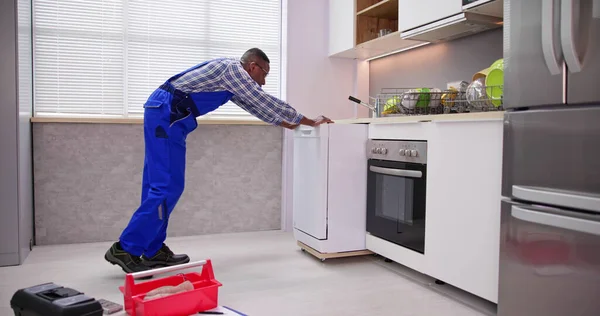 Männlich Mover Uniform Platzieren Spülmaschine Küche — Stockfoto