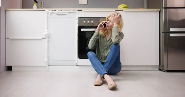 破碎的洗碗机电器紧急 Kitchen的女人 — 图库照片