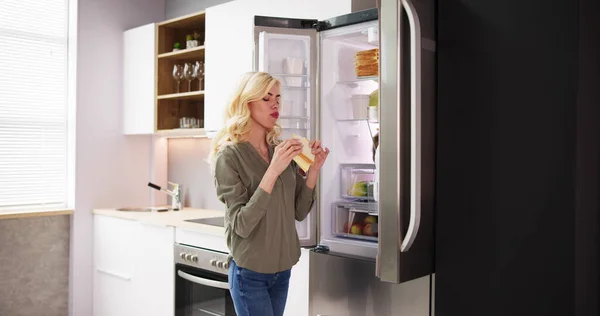 냉장고 앞쪽에서 샌드위치를 — 스톡 사진