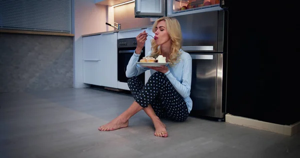 Mujer Joven Comiendo Rebanada Pastel Dulce Refrigerador —  Fotos de Stock