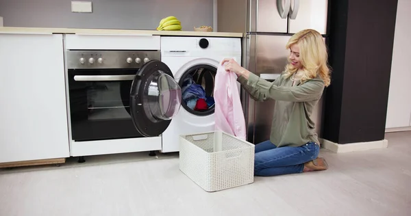Frau Riecht Saubere Kleidung Der Nähe Der Elektronischen Waschmaschine Der — Stockfoto