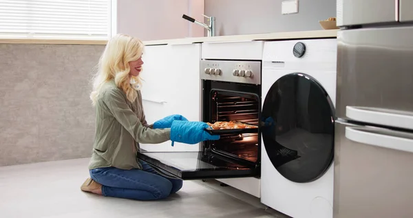Happy Woman Baking Pretzel Pastry Kitchen Oven — Stock Photo, Image