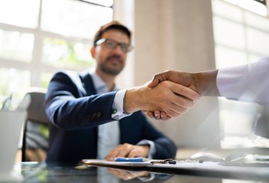 Afrikalı iş adamı tokalaşması. Hukuk İşe Alma Görevlisi