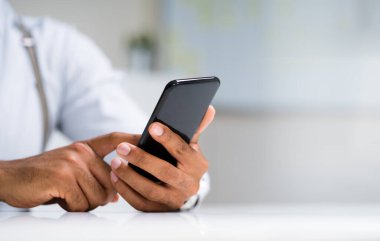 Akıllı Telefon veya Cep Telefonu Tutan Afrikalı Adam