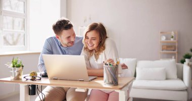 Online video konferans evde yapmayı seven Çift
