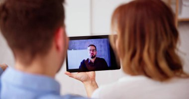 Online video konferans evde yapmayı seven Çift