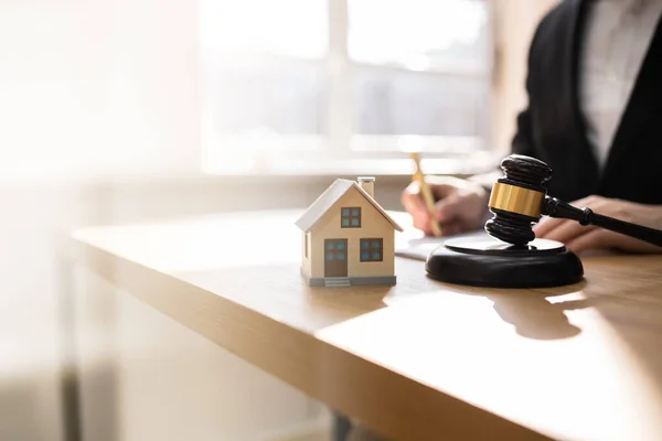 Διαζύγιο Δίκαιο Ιδιοκτησίας Και Κατ Οίκον Κατάσχεση Και Πτώχευση — Φωτογραφία Αρχείου