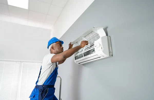 Gelukkig Jonge Afrikaanse Mannelijke Technicus Air Conditioner Reparatie — Stockfoto