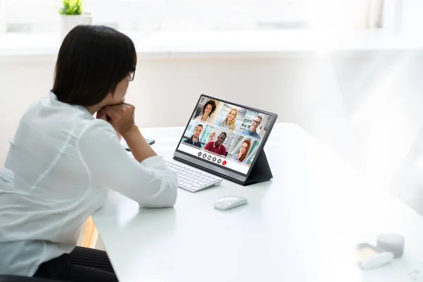 Συνέντευξη Απευθείας Σύνδεση Βίντεο Επιχειρηματική Συνέντευξη Στο Tablet — Φωτογραφία Αρχείου