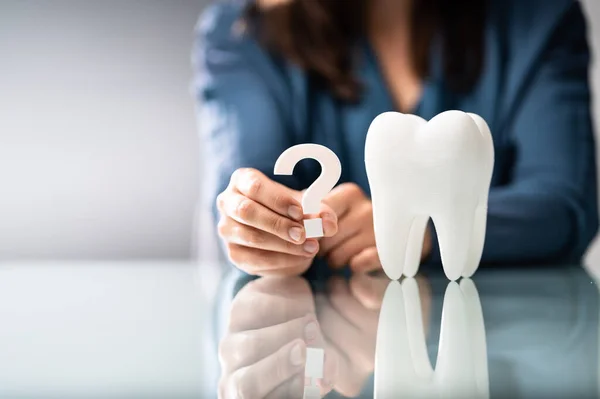 Οδοντικά Δόντια Γυναίκας Ερωτηματικό Συχνές Ερωτήσεις Οδοντίατρου — Φωτογραφία Αρχείου