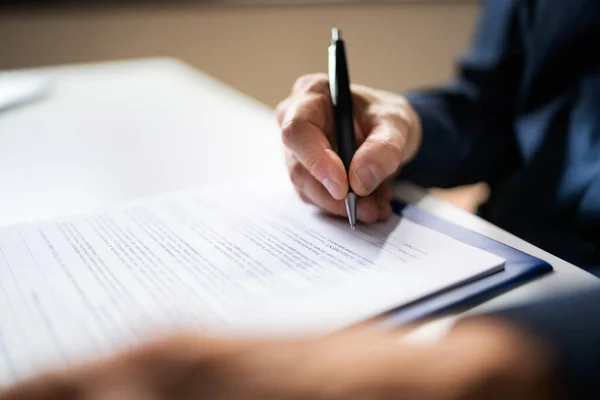 Adwokat Podpisujący Umowę Biznesową Dokument Prawny — Zdjęcie stockowe