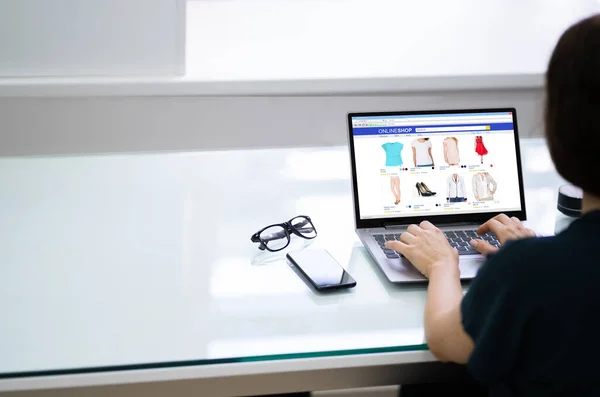 妇女在笔记本电脑上的电子商务商店网上购物 — 图库照片