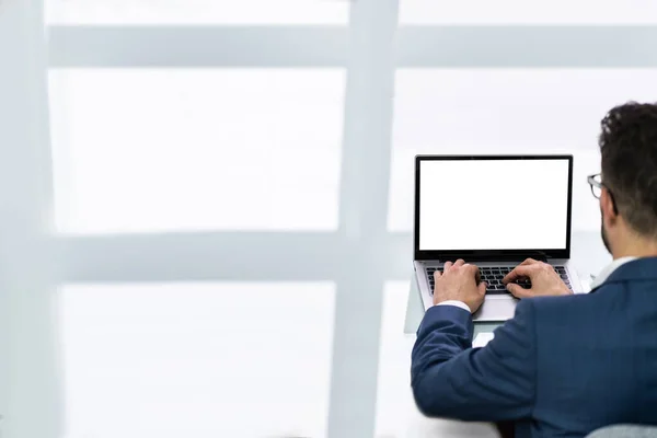 Mittlerer Erwachsener Nutzt Laptop Bei Der Arbeit — Stockfoto