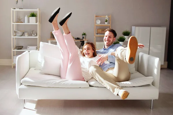 Couple Running Sofa Jumping Home — Stock Photo, Image