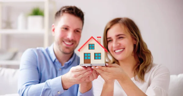 Happy Family Buying New House Couple Real Estate Hands — ストック写真