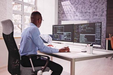 Afrikalı Amerikalı Erkek Programcı. Bilgisayarda Kız Kodlaması