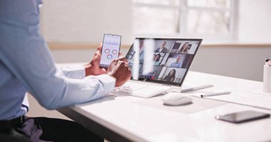 Uzaktan Konferans Giysisi ve Bilgisayarda KPI Kontrol Paneli Çizelgesi