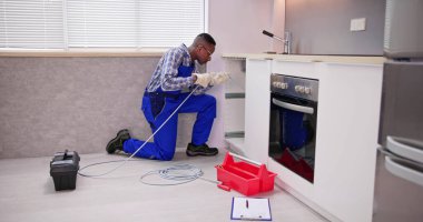 Genç erkek tesisatçı temizlik mutfak lavabo boru tıkanmış
