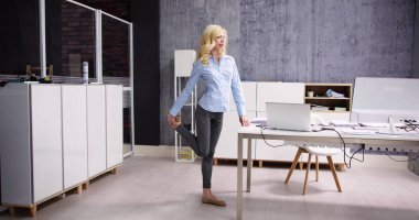 Ofiste Yoga Egzersizi İş Bilgisayarının Arkasında. Jimnastik ve Bacak Eğitimi