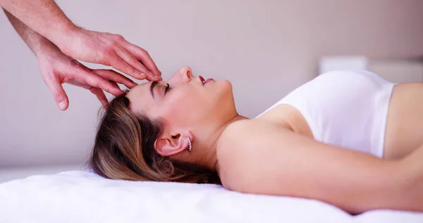 Portrait Young Woman Getting Head Massage Spa — Stock Photo, Image