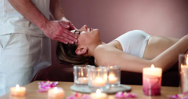 Jonge Vrouw Ontvangen Hoofd Massage Spa Van Schoonheid — Stockfoto